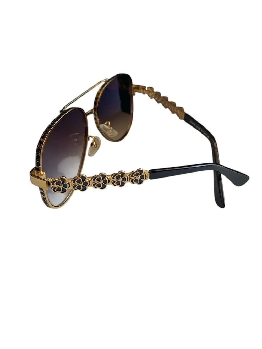 🕶️ Gold-Tone Aviator Sunglasses with Chain Detail 🕶️